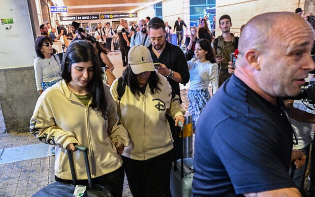 Mali Yahalomi and her daughter Liel Yahalomi leave Ben Gurion Airport after returning to Israel, October 7, 2026. (Avshalom Sassoni/Flash90)
