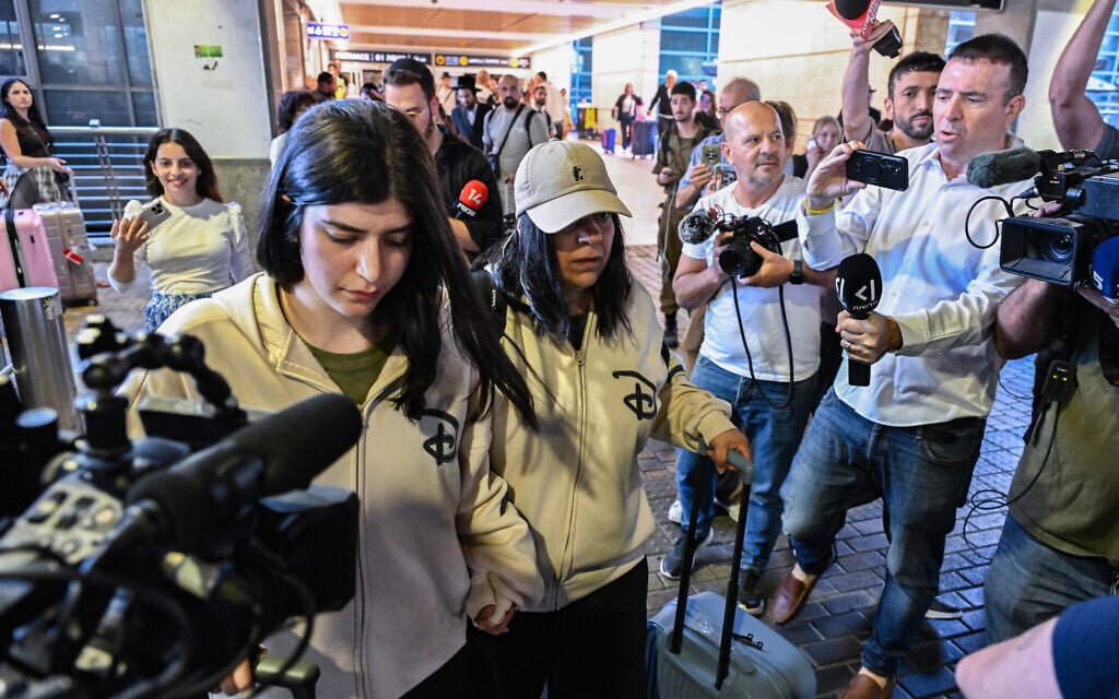 Mali Yahalomi and her daughter Liel Yahalomi leave Ben Gurion International Airport after returning to Israel, October 7, 2026. (Avshalom Sassoni/Flash90)