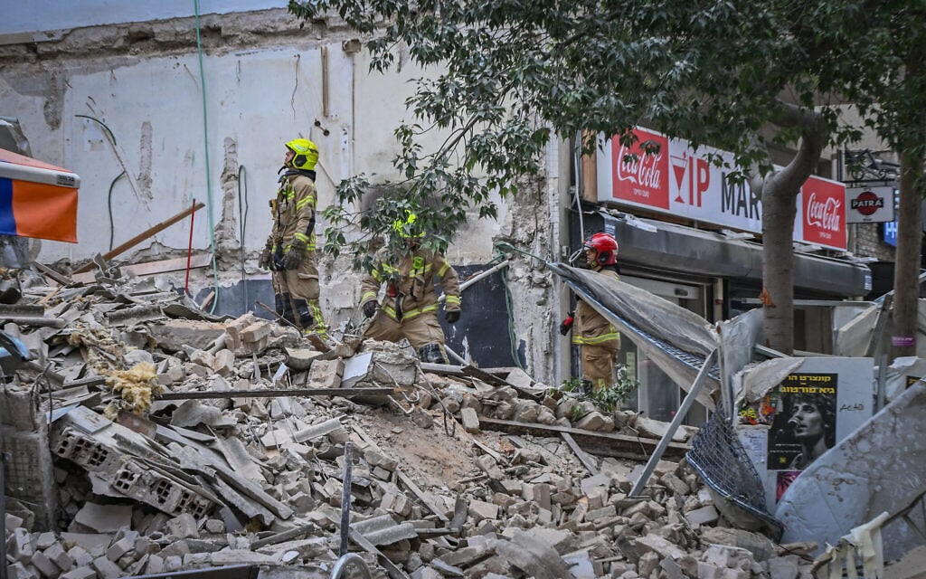 Emergency services at the scene where a building under renovation collapsed in central Tel Aviv, October 14, 2026. (Avshalom Sassoni/Flash90) Emergency services at the scene where a building under renovation collapsed in central Tel Aviv, October 14, 2026. (Avshalom Sassoni/Flash90)