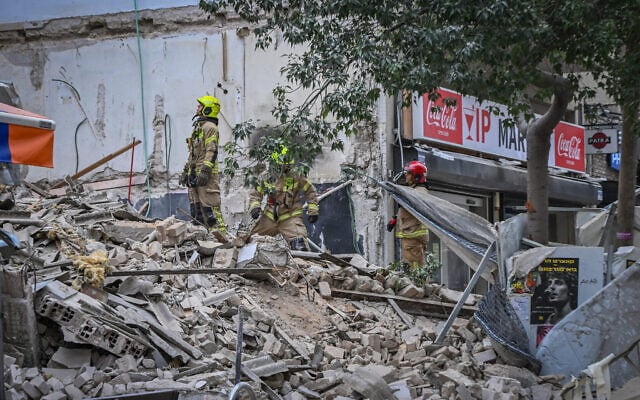 Emergency services at the scene where a building under renovation collapsed in central Tel Aviv, October 14, 2026. (Avshalom Sassoni/Flash90)