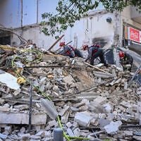 Security and rescue forces at the scene where a building under renovation collapsed in central Tel Aviv, October 14, 2026. (Avshalom Sassoni/Flash90)