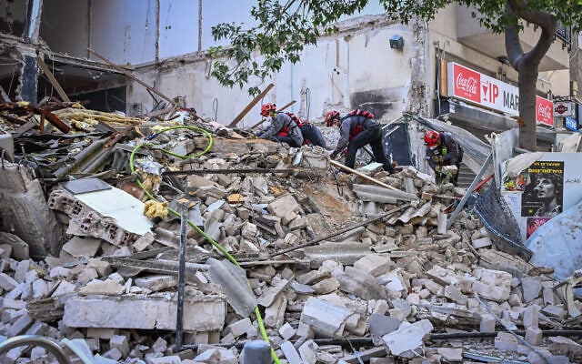 Security and rescue forces at the scene where a building under renovation collapsed in central Tel Aviv, October 14, 2026. (Avshalom Sassoni/Flash90) Security and rescue forces at the scene where a building under renovation collapsed in central Tel Aviv, October 14, 2026. (Avshalom Sassoni/Flash90)