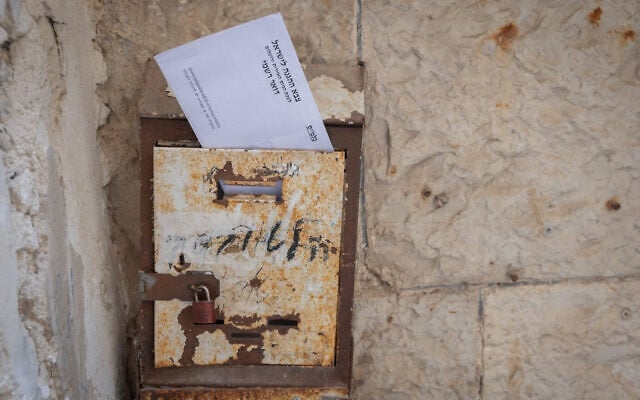 A letter from the IDF conscription offices is seen in a mailbox in the ultra-Orthodox Jerusalem neighborhood of Meah Shearim. October 14, 2026. (Chaim Goldberg/Flash90)