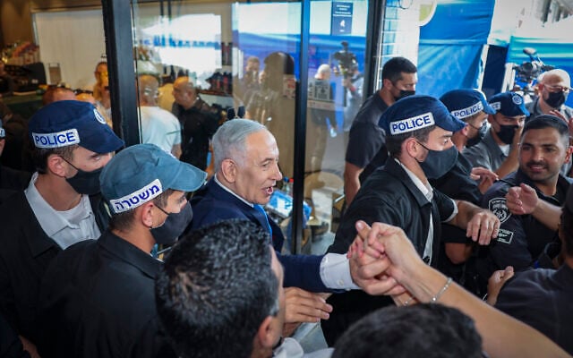 Prime Minister Benjamin Netanyahu visits a cafe in the southern Israeli city of Kiryat Gat, ahead of the upcoming general election, October 14, 2026. (Flash90)