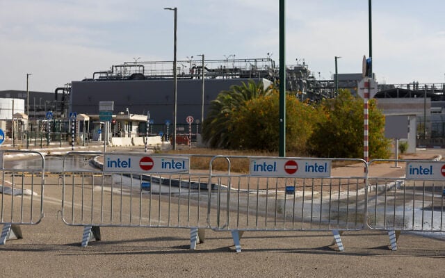 Israeli security and rescue forces at the Intel factory in Kiryat Gat, southern Israel, following an explosion and fire that left three workers seriously injured, October 14, 2026. (Liron Moldovan/Flash90) Israeli security and rescue forces at the Intel factory in Kiryat Gat, southern Israel, following an explosion and fire that left three workers seriously injured, October 14, 2026. (Liron Moldovan/Flash90)