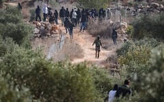 Masked extremist Jewish settlers clash with Palestinians during the annual olive harvest in the village of Abu Falah, near Ramallah in the West Bank, where several people, including American photojournalist Heidi Levine, were injured in an attack by Israeli settlers, October 16, 2026. (Flash90)