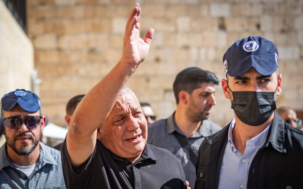 Yashar party chairman Gadi Eisenkot visits the Western Wall in Jerusalem’s Old City, days before Israel’s general elections, October 22, 2026. (Yonatan Sindel/Flash90)