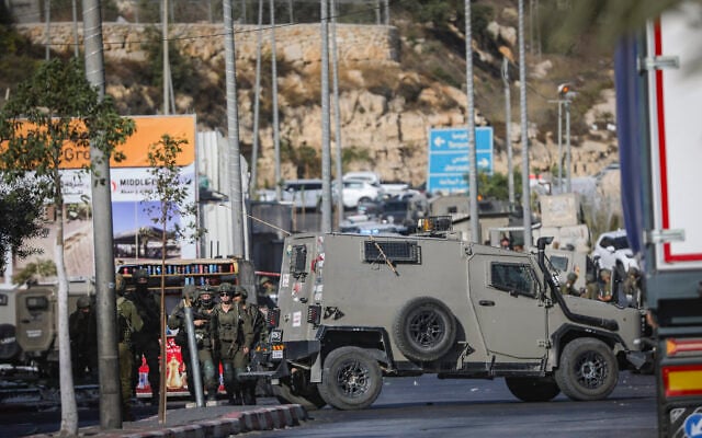 Israeli security forces near the scene of a shooting attack near the West Bank city of Hebron, October 23, 2026. (Wisam Hashlamoun/Flash90)