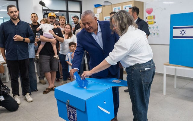 Yashar party chairman and former IDF Chief of Staff Gadi Eisenkot and his wife Hannah vote at a polling station in Herzliya, October 27, 2026. (Chaim Goldberg/Flash90)