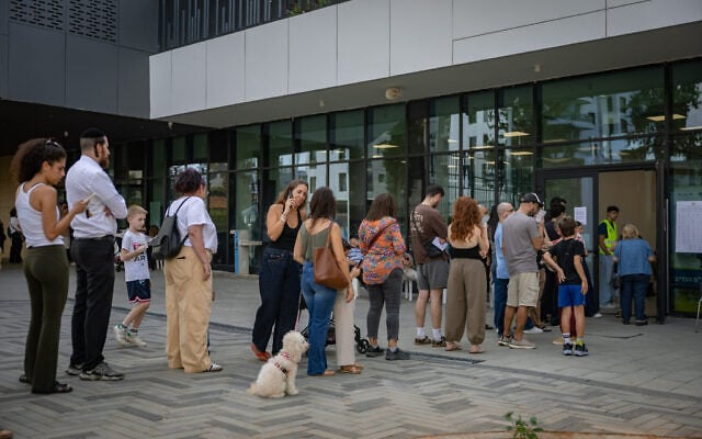 Israelis arrive to cast their ballots in the national election at a polling station in Herzliya, October 27, 2026. (Chaim Goldberg/Flash90)