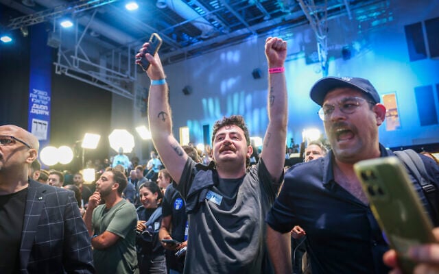 Supporters of Gadi Eisenkot's Yashar party celebrate the bloc's lead in exit polls after voting ended, at the Yashar headquarters in Tel Aviv, on election night, October 27, 2026. (Miriam Alster/Flash90)