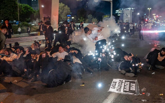 Police clash with ultra-Orthodox demonstrators protesting against the military draft on Route 4, Bnei Brak, October 29, 2026. (Flash90)