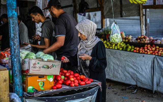 Palestinians shop at a market in Khan Yunis, in the southern Gaza Strip, October 30, 2026. (Abed Rahim Khatib/Flash90)