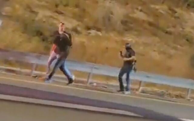 Special forces are seen arresting a man suspected of involvement in planning a terror attack, on the Route 1 highway near Jerusalem, on October 19, 2026. (Screenshot: X, used in accordance with Clause 27a of the Copyright Law)