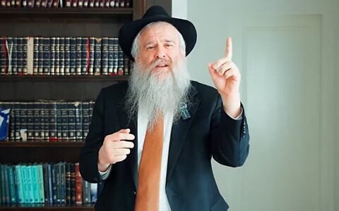 Thailand's chief rabbi, Rabbi Yosef Chaim Kantor, in a screenshot of an undated video posted to his YouTube page. (Rabbi Yosef C Kantor/ YouTube)