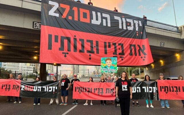 Protesters block the key Ayalon highway in a moment of silence for those killed on October 7 and in the subsequent war, October 7, 2026 (Yael Gadot/pro-democracy protest groups)