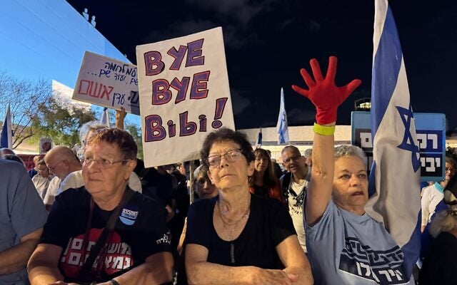 Anti-government protesters gather at Habima Square in Tel Aviv on October 24, 2026, three days before elections. (Vardit Alon-Korpel / Pro-Democracy Protest Movement)