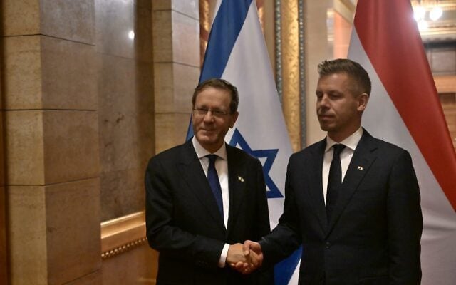 President Isaac Herzog (left) meets Hungarian Prime Minister Peter Magyar in Budapest on October 20, 2026. (Amos Ben Gershom/GPO)