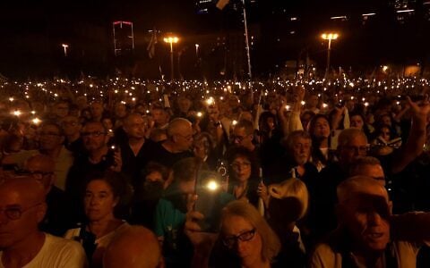 Crowds in Tel Aviv's Hostages Square on October 24, 2026, three days before elections, demonstrate for a state commission of inquiry into the October 7, 2023, Hamas-led invasion and massacre. (Marcelo Sznaidman, Pro-Democracy Protest Movement)