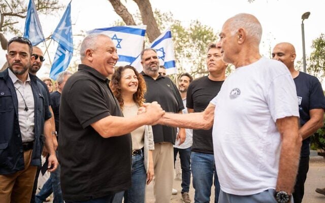 Yashar chairman Gadi Eisenkot (L) meets with former hostage Gadi Mozes in Kibbutz Nir Oz, October 27, 2026. (Yashar)