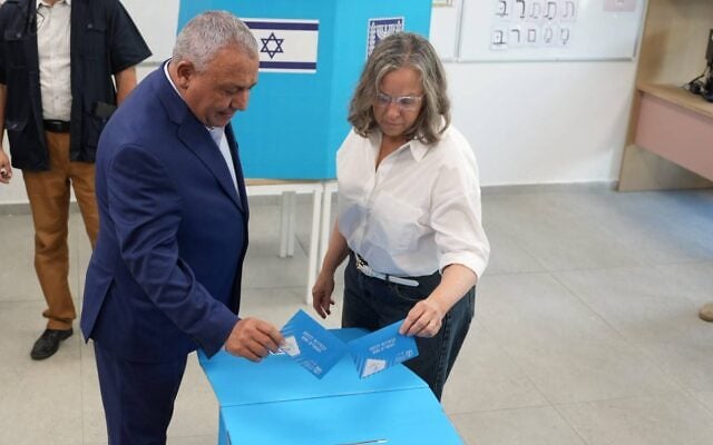 Yashar chairman Gadi Eisenkot casts his ballot in the 2026 Knesset election, alongside his wife, Hannah, October 27, 2026. (Yashar) Yashar chairman Gadi Eisenkot casts his ballot in the 2026 Knesset election, alongside his wife, Hannah, October 27, 2026. (Yashar)