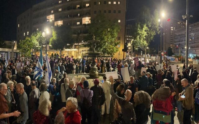 Demonstrators in Paris Square in Jerusalem urge a partnership between Jewish and Arab parties to enable a new government, October 31, 2026. (Orna Kupferman / Pro-Democracy Protest Movement)